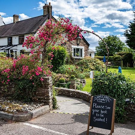 The Greyhound Inn And Hotel Usk Exterior foto